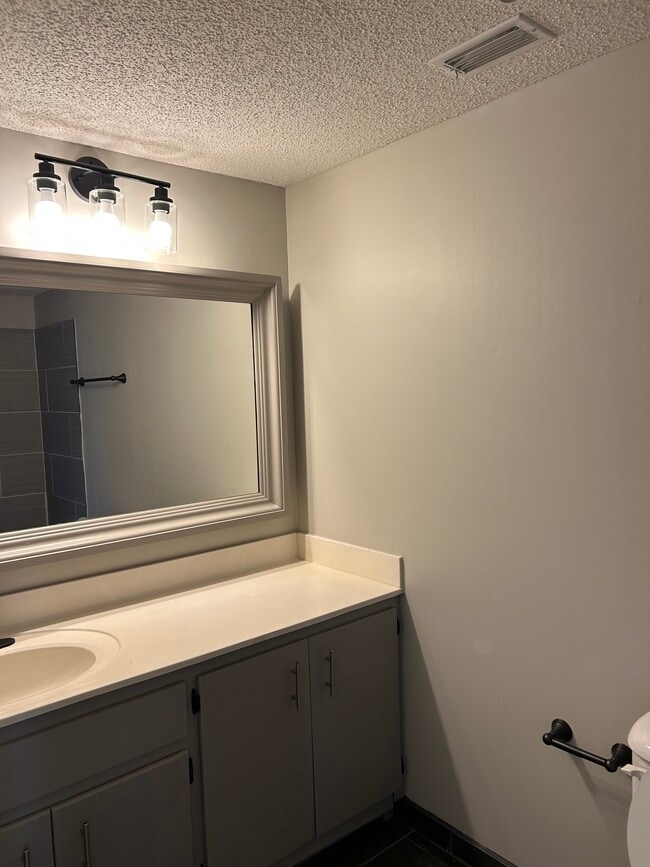 Building Photo - 912 McCay Ave