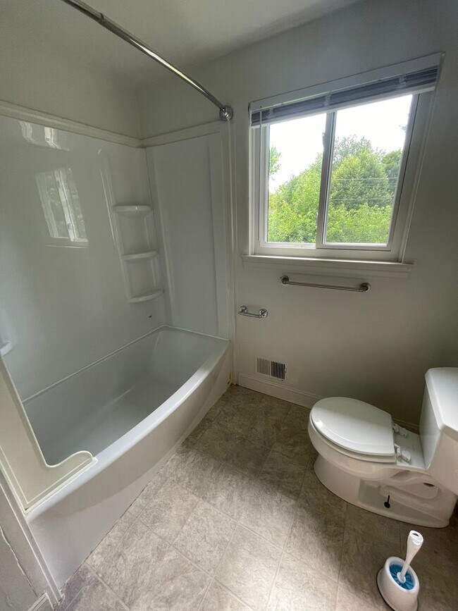 Building Photo - Beautiful 4 Bedroom Home in Ypsilanti! - F...