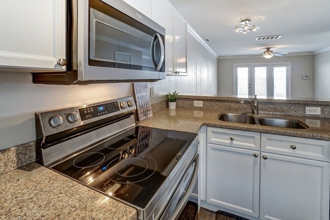 Building Photo - Charming Townhome in Sought-After Williams...