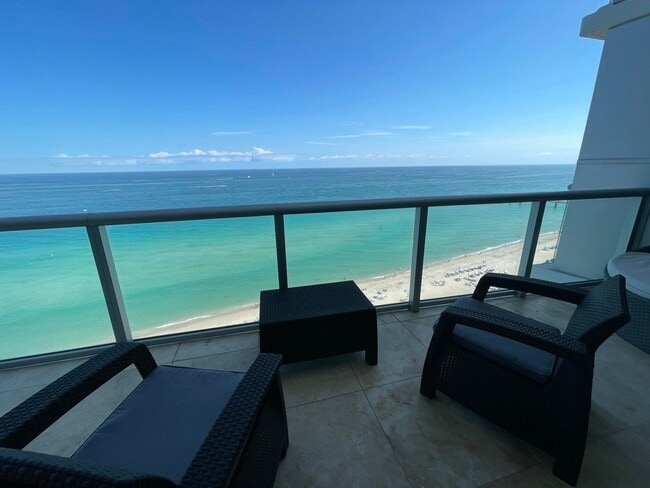 Building Photo - 17001 Collins Ave