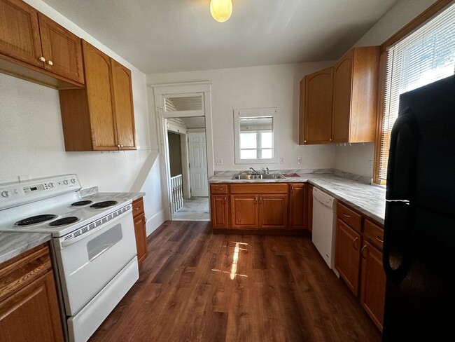 Building Photo - 5 Bed Newly Remodeled Home - PRE-LEASING F...