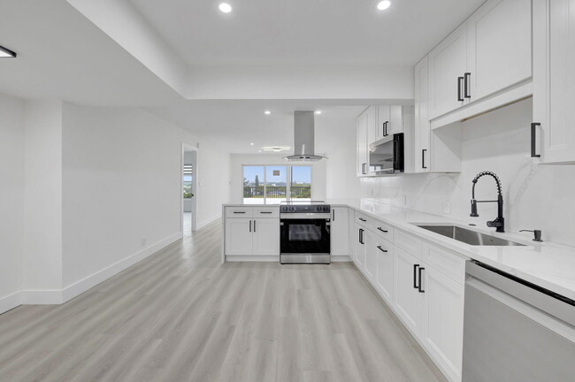 Building Photo - 3050 N Palm Aire Dr