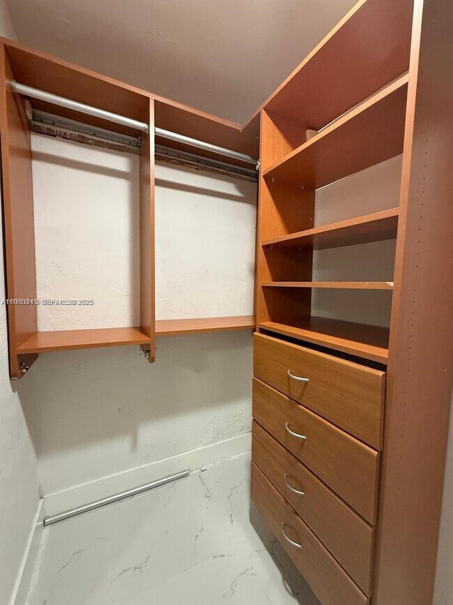 Building Photo - 1401 NE 191st St