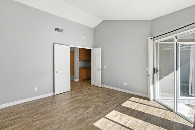 Building Photo - Beautifully Maintained 2 Bed / 2 Bath Home in Gated West Village Community