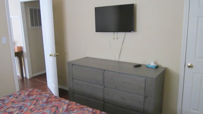 Building Photo - Lovely Fully Furnished 2 bed, 1 bath home