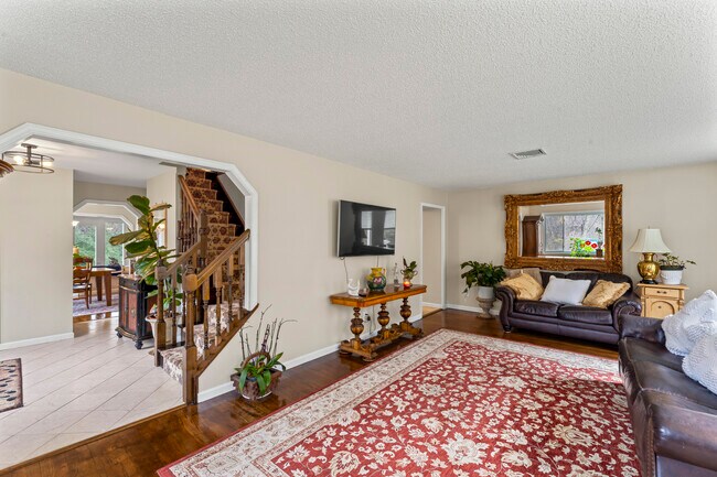 Building Photo - 8 Glenview Dr