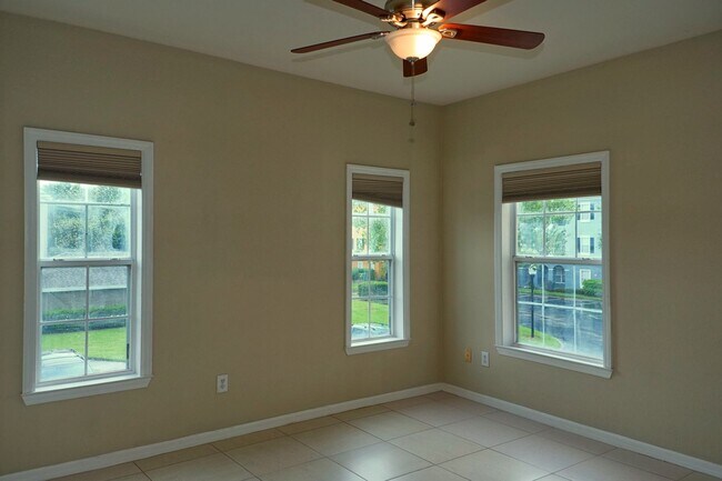Building Photo - Beautiful 2 bed/2bath 2nd floor townhome i...