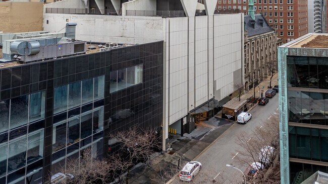 Building Photo - 111 E Chestnut St