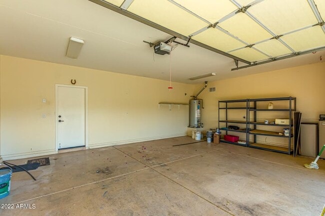 Large garage - lots of parking - 43220 N Outer Bank Dr