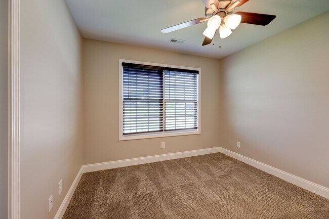 Building Photo - Sharp 3 bed 2 bath with Bonus room and nice fenced yard.