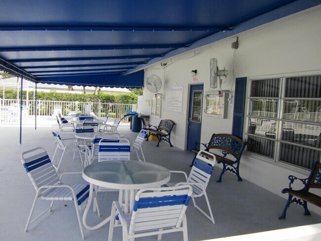 Building Photo - 1227 Club Dr W