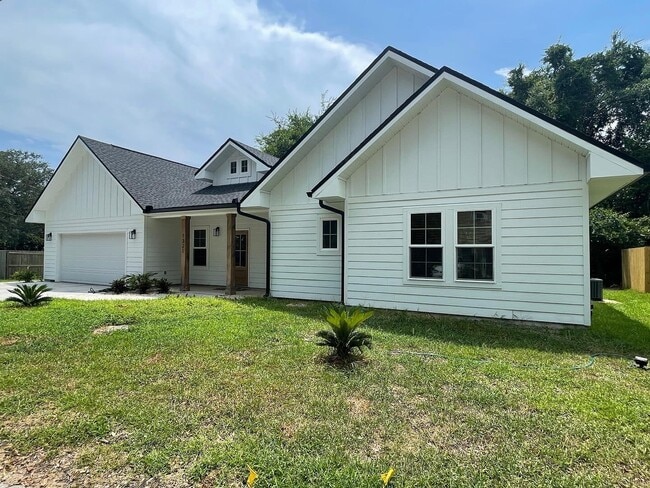 Building Photo - 1321 Cedar Ave S