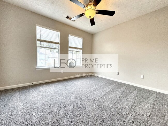 Building Photo - 5916 Dogwood Manor