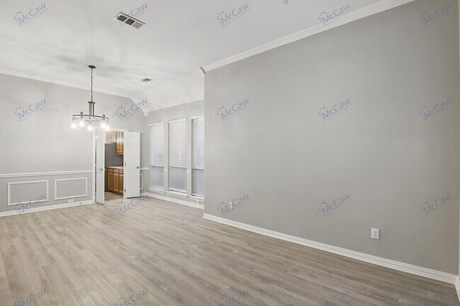 Building Photo - 1210 Surrey Ln