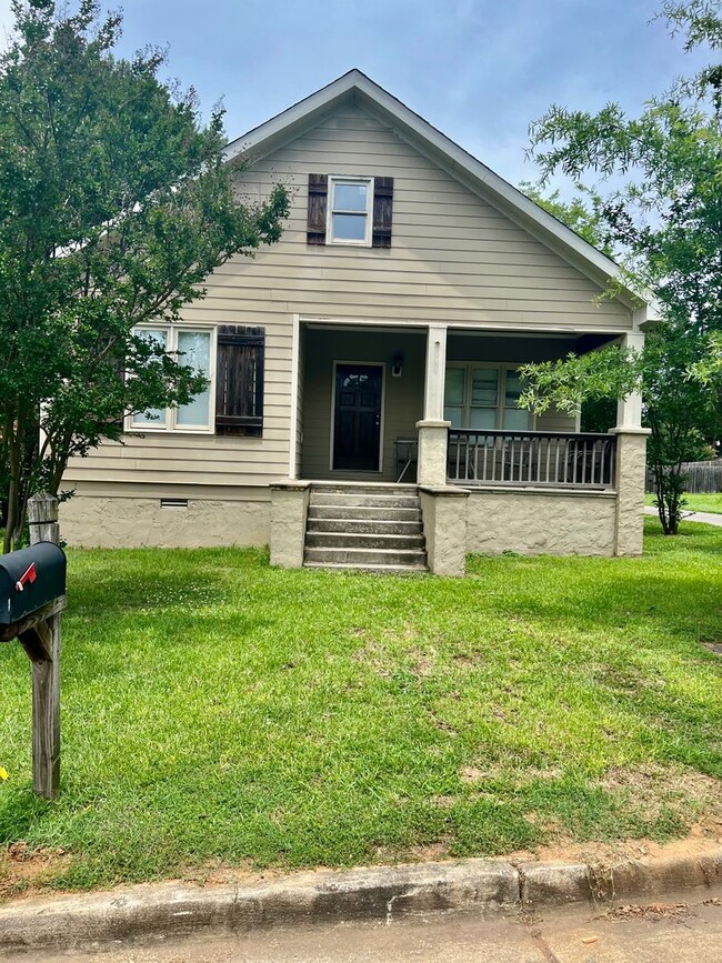 Building Photo - Charming 3 Bedroom 3 Bath Available Fall 2...