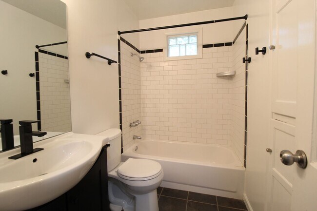 Building Photo - 2 Bedroom 1 Bath Home in Roeland Park