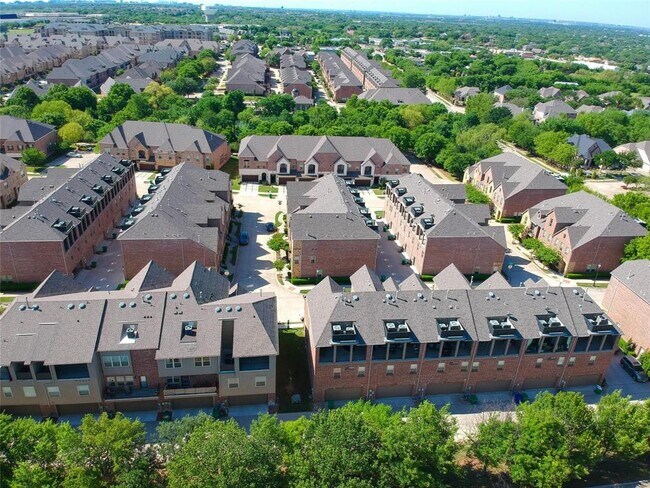Building Photo - 2745 Troutt Dr