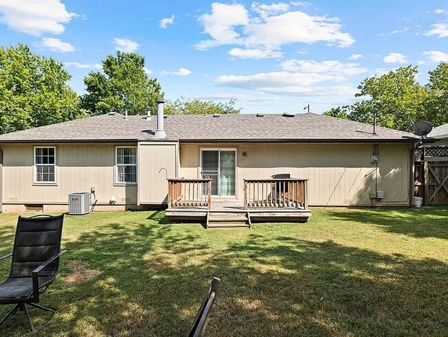 Building Photo - 3 Bed 2 Bath 2 Car Garage Available Now!!!