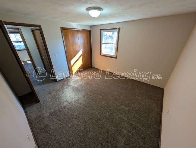 Building Photo - Spacious 4-Bedroom Colonial on Beautiful W...