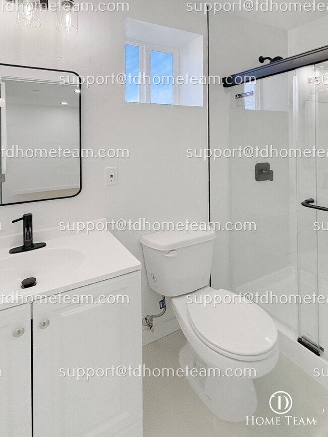 Building Photo - "Charming 3-Bed, 2-Bath Oasis in Seattle's Heart – Cozy 1040 Sq Ft Haven!"