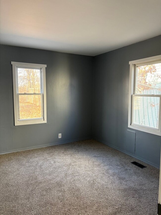 Building Photo - three bedroom one bath home with attached garage for rent