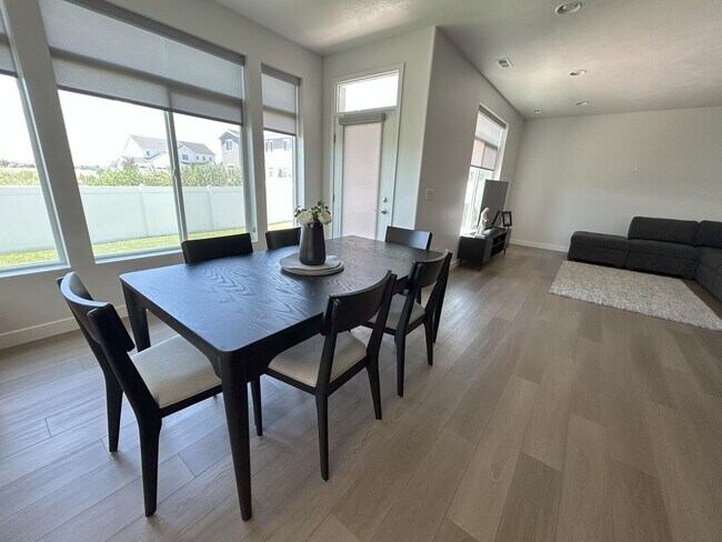 Building Photo - 5 Bed/3 Bathroom house in America Fork
