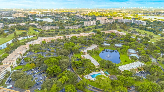 Building Photo - 3900 Oaks Clubhouse Dr