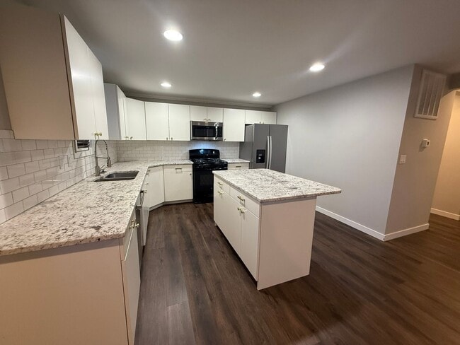 Building Photo - Beautifully renovated Pet Friendly Two Bed...