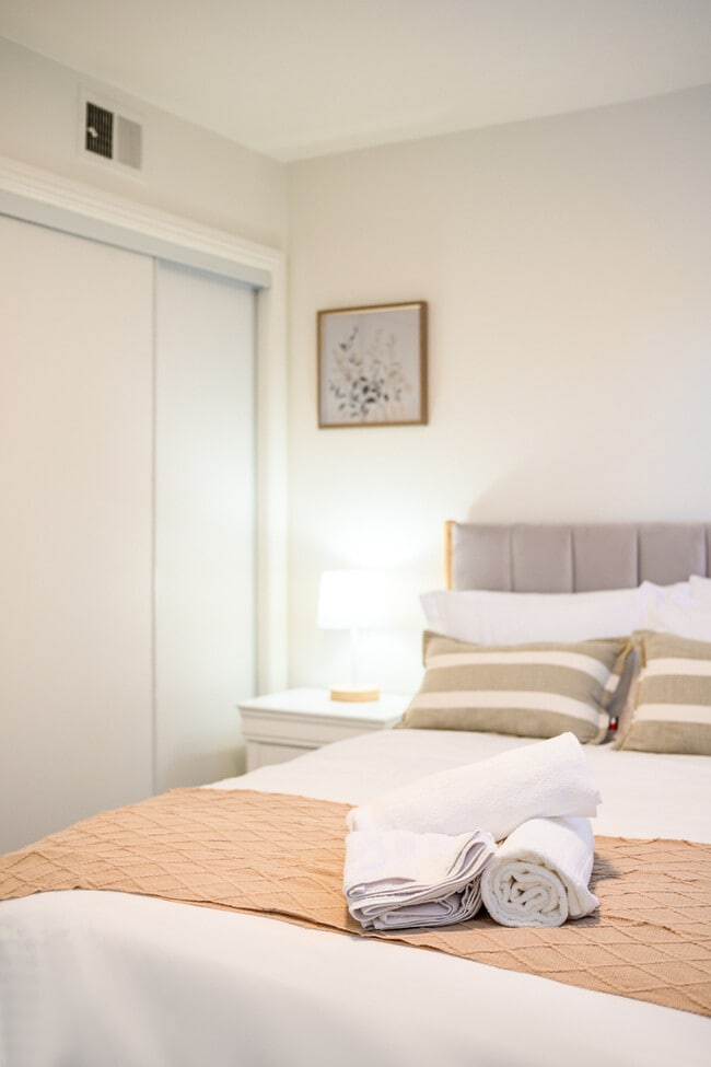 Building Photo - 734 Claraday St