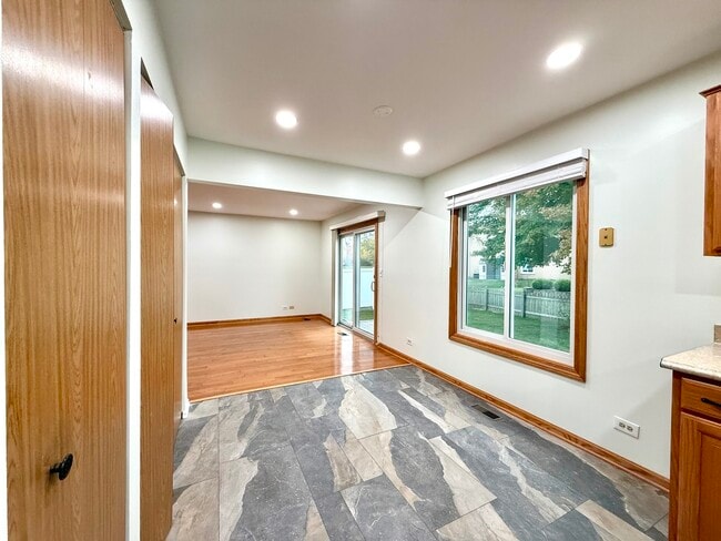 Building Photo - 2449 Carlton Dr