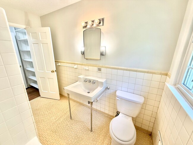 Building Photo - Beautiful 3 Bed 2 Bath Home Located Right ...