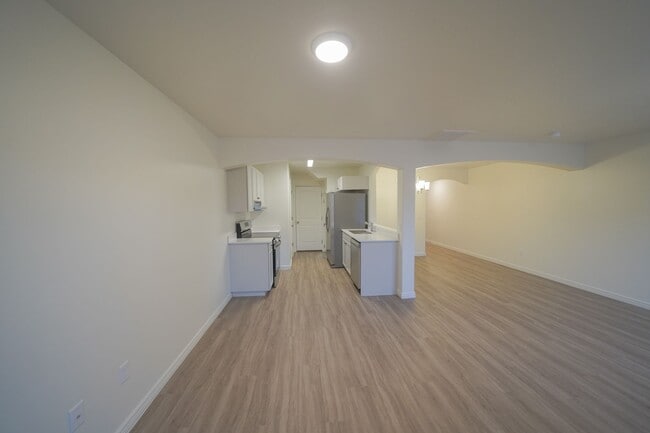 Building Photo - Remodeled 3 Bed / 2.5 Bath Townhome in Great Location