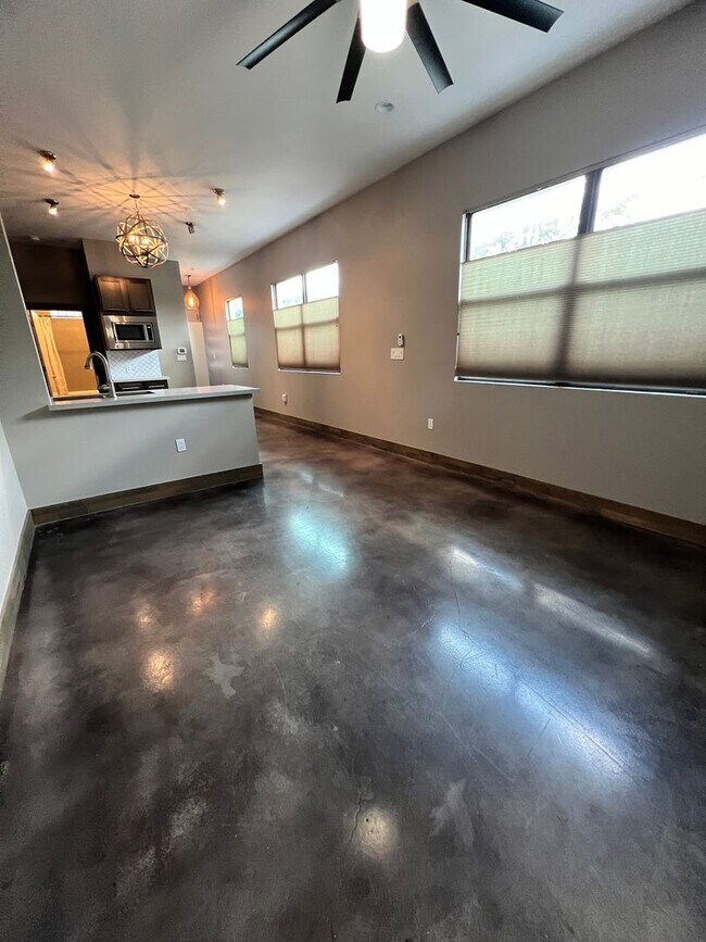 Building Photo - Gorgeous Condo minutes from The Pearl