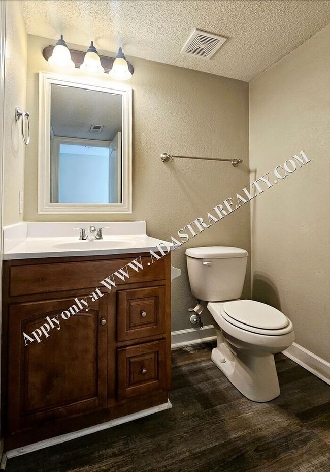 Building Photo - Beautiful Townhome in Blue Springs-Available NOW!!