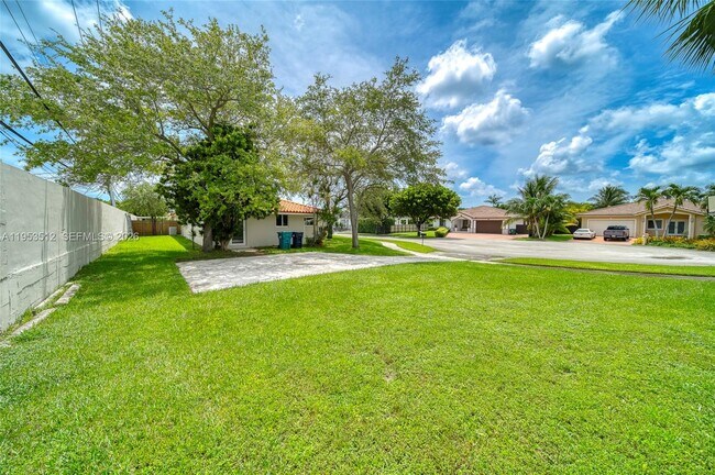 Building Photo - 9557 SW 40th Terrace