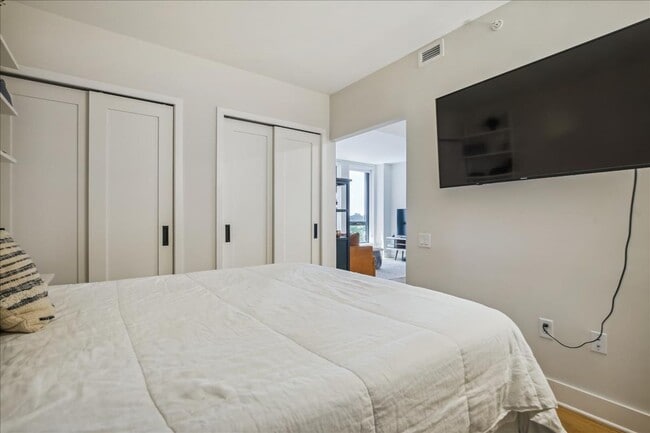 Building Photo - Fabulous 1 Bed/1 Bath condo at The Avidian...