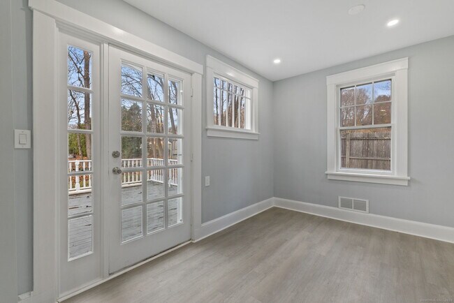 Building Photo - 19 Henry St