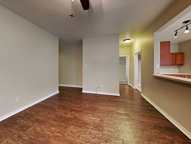Building Photo - No Application Fees* $500 off 1st Months R...