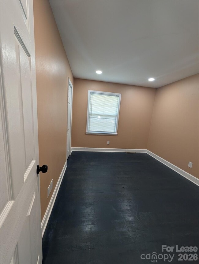 Building Photo - 2800 Dalecrest Dr