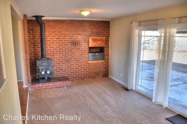 Building Photo - 4 br, 2 bath House - 1050 Holly Way