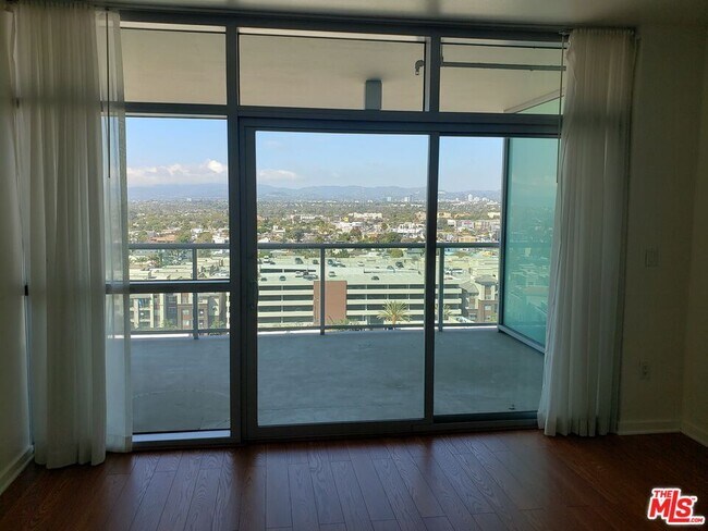 Building Photo - 13700 Marina Pointe Dr