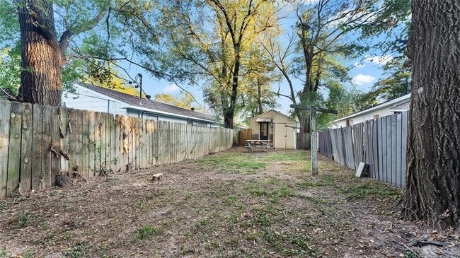 Building Photo - 424 E Velma Ave