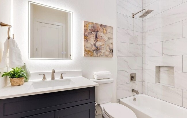 Building Photo - 1902 N Carroll Ave