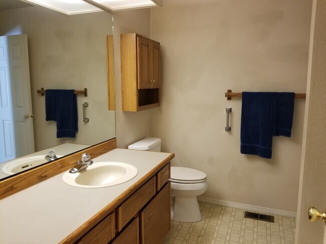 Building Photo - LAKE OSWEGO 2/2 READY FOR IMMEDIATE MOVE IN!  AC!
