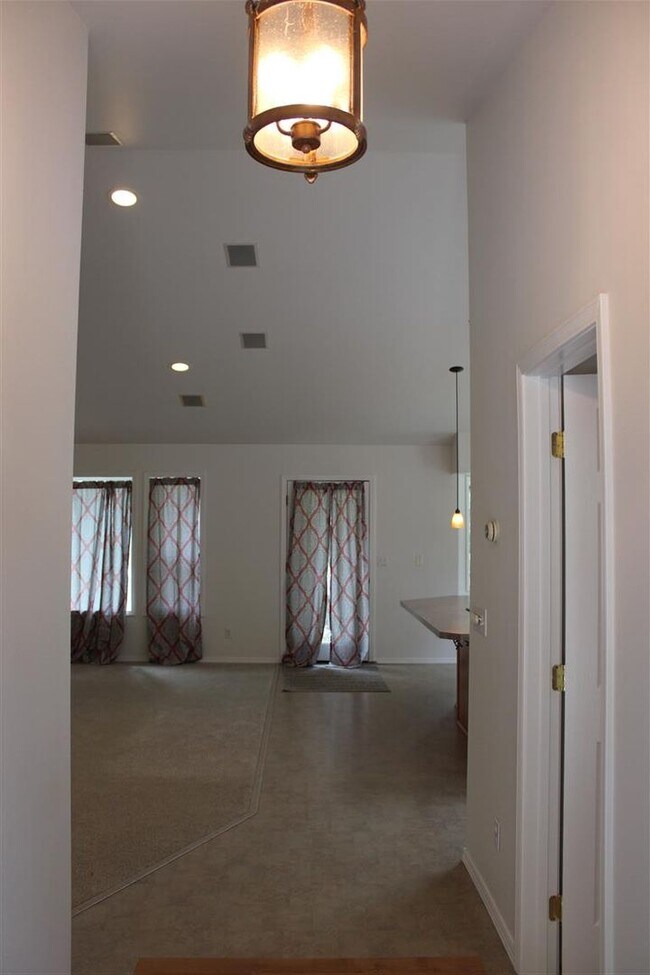 Building Photo - 3 Bedroom, 2 Bathroom house!