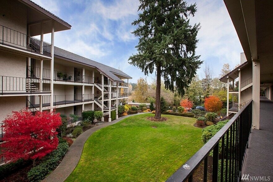 Quiet inner courtyard - 16929 Inglewood Rd NE