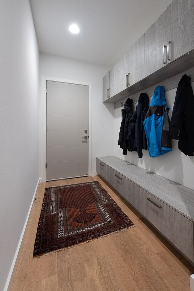 Building Photo - Immaculate, Kirkland Newer Construction - ...