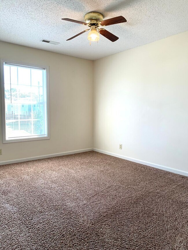 Building Photo - 811 Flyer Ct