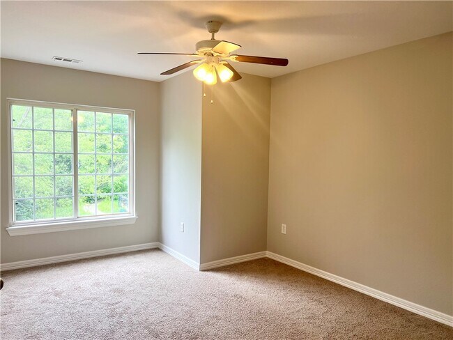 Building Photo - 564 S Pierremont Dr