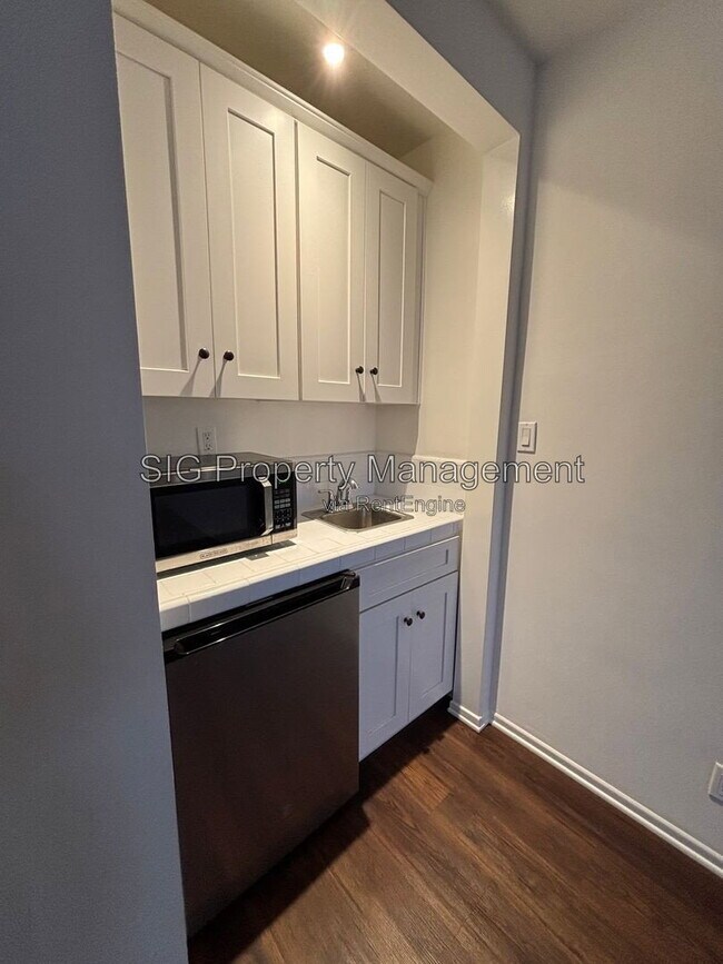 Building Photo - 4373 Sunset Dr